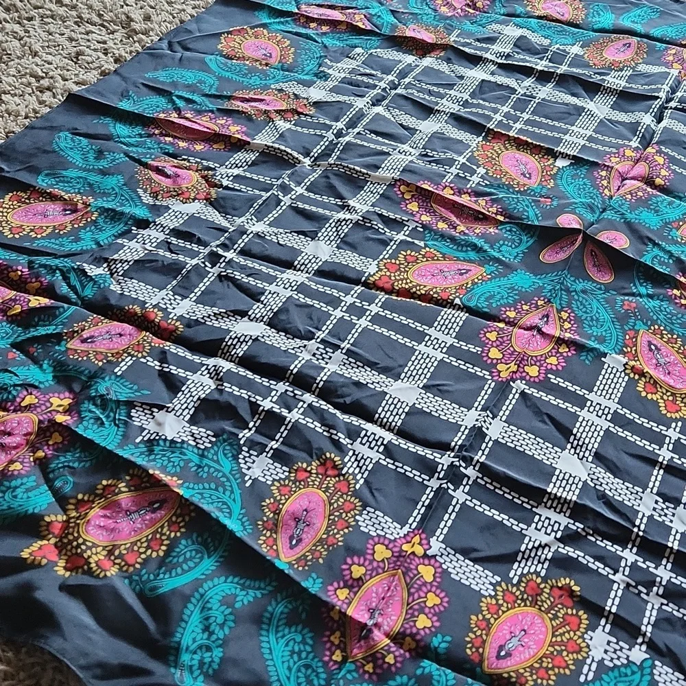 Diane Von Furstennerg large 100% silk scarf - Picture 7 of 9